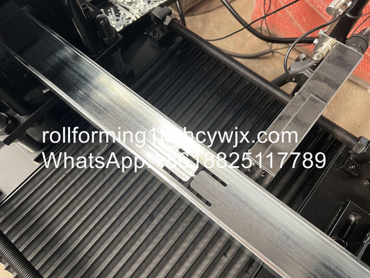 380v 50hz स्टड और ट्रैक मशीन 10 पंक्तियाँ पीएलसी नियंत्रण स्टील