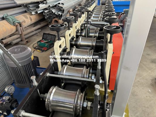 चेन ट्रांसमिशन शटर डोर रोल फोर्मिंग मशीन Cr12 कटिंग ब्लेड सामग्री के साथ