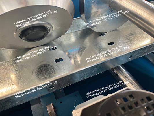 स्टील CZ पर्लिन रोल बनाने की मशीन PLC द्वारा नियंत्रित